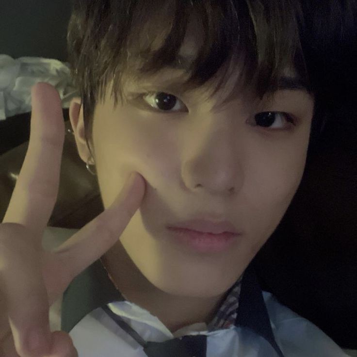 4lyfrsz's tweet photo. no, cause I'm surely gonna miss jeongwoo's selca update wearing his sopa uniform 🥹 https://t.co/o61bMzO92W