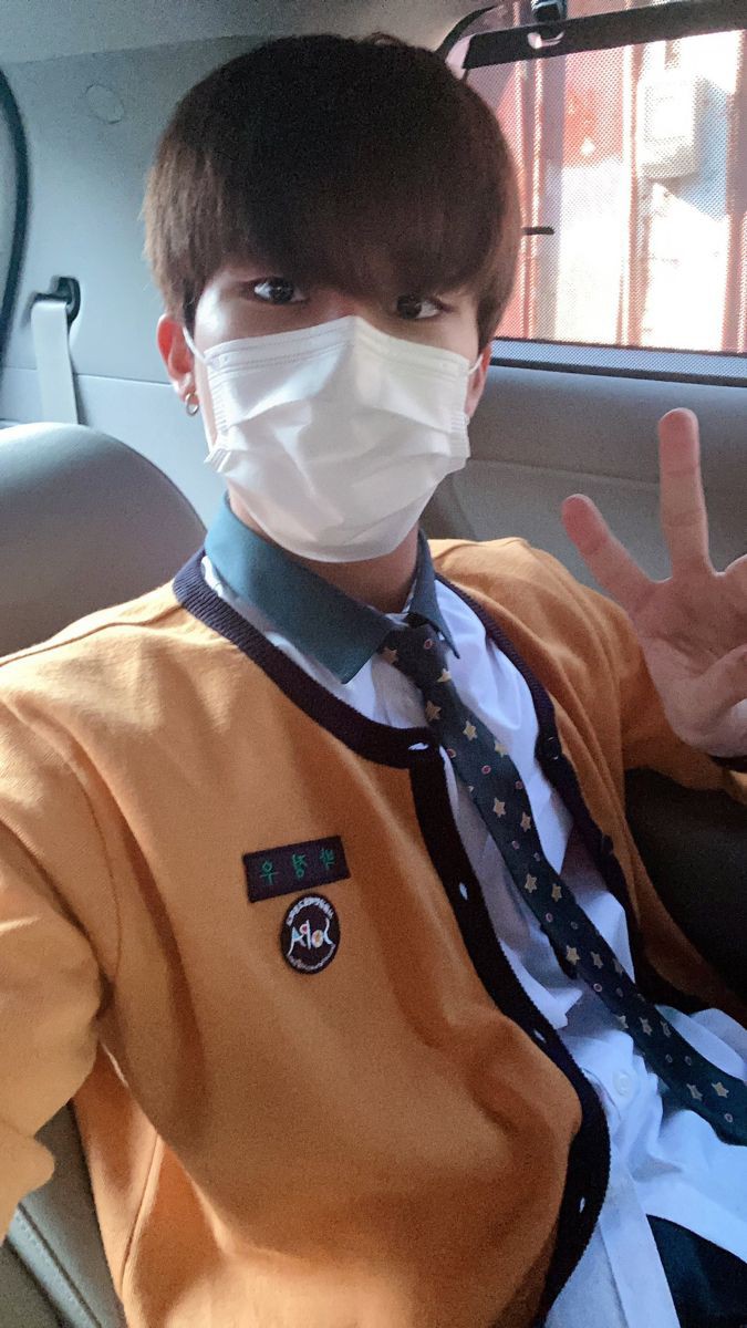 4lyfrsz's tweet photo. no, cause I'm surely gonna miss jeongwoo's selca update wearing his sopa uniform 🥹 https://t.co/o61bMzO92W