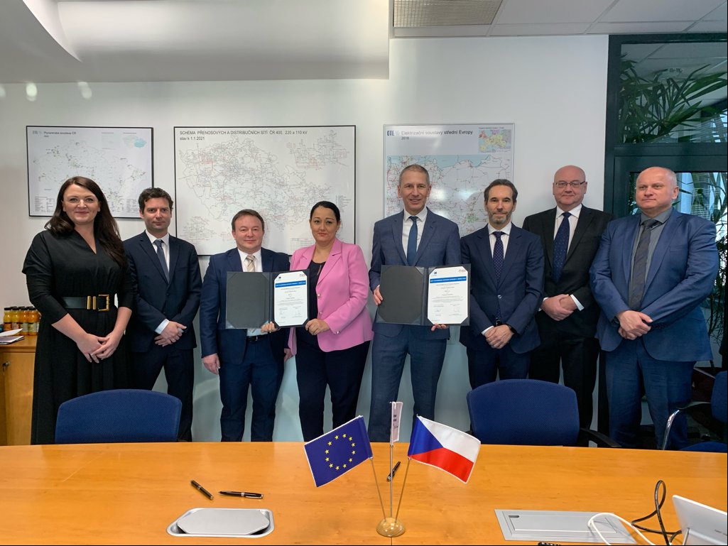 EIB's tweet photo. Promoting green, #CleanEnergy is crucial to be able to cope with the current #EnergyCrisis.
Building on our successful long-term relationship, our VP @LilyanaPavlova signed today a €92 million loan with CEPS, the state-owned Czech transmission system, to modernise the network. https://t.co/110MSvjYfA