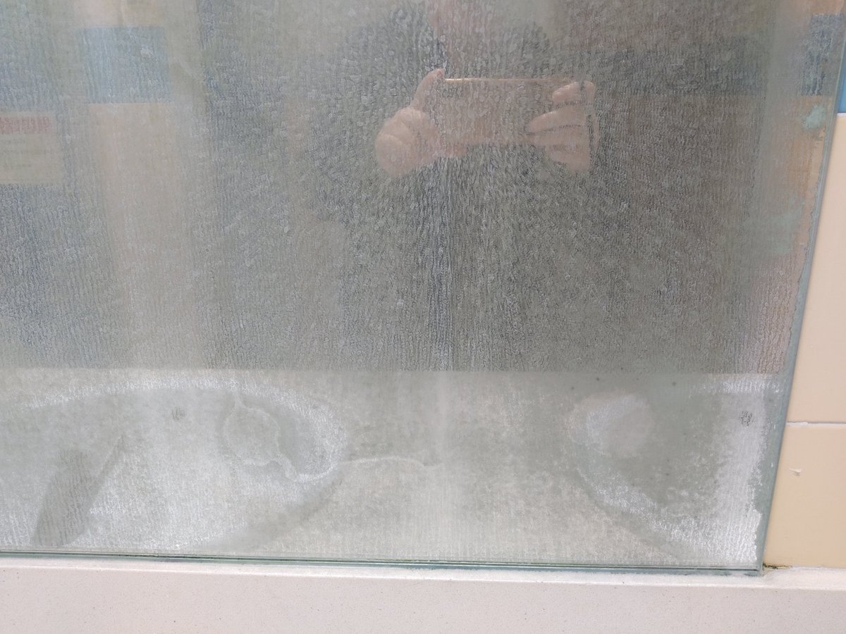 riesgho's tweet photo. ¿Para cuando un nuevo espejo en el vestuario femenino de la piscina de Gijón Sur? El actual está todo picado y quemado por algún producto de limpieza. Lleva así muchos años y no te puedes mirar. Las usuarias de la piscina y de los cursos del @PDMGijon nos lo merecemos, no?@gijon https://t.co/GkdrdchKUM