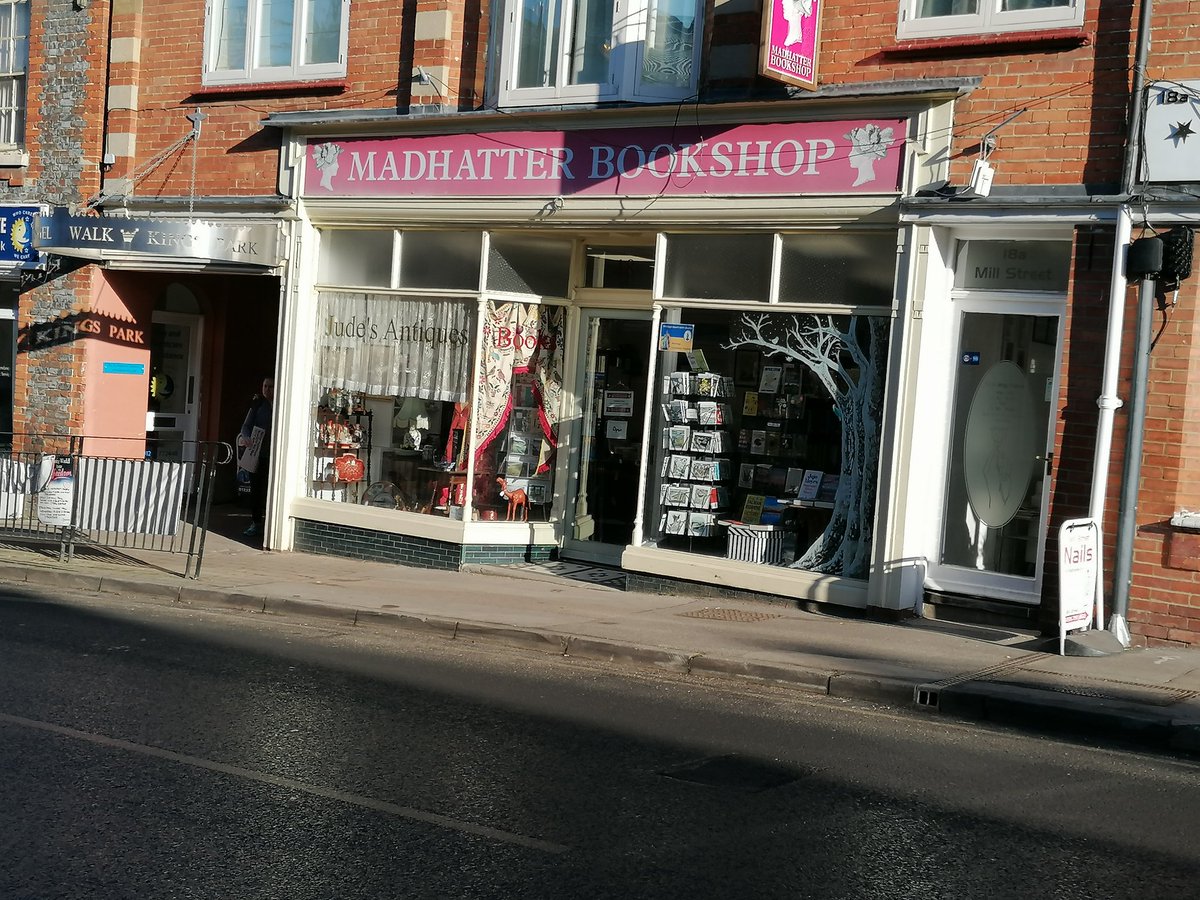 storiesforspace's tweet photo. Wonderful to be in Wantage this morning and spend time with Margaret at Madhatter Bookshop. And doubly wonderful to catch up with @KathLangrish who popped in unexpectedly 😊 #BookshopMagic https://t.co/21rcZmoCgn