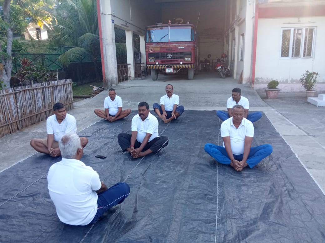 FireService_ANP's tweet photo. #FSKadamtala #FSBaratang #FSBakulatala #Firefighters Practice Yoga….

Yoga helps the First Responders to Stay Calm and Positive during Stressful situations. 

@MediaRN_ANI 
@DGPANIslands 
@Andaman_Admin https://t.co/BXzkoOQDqy
