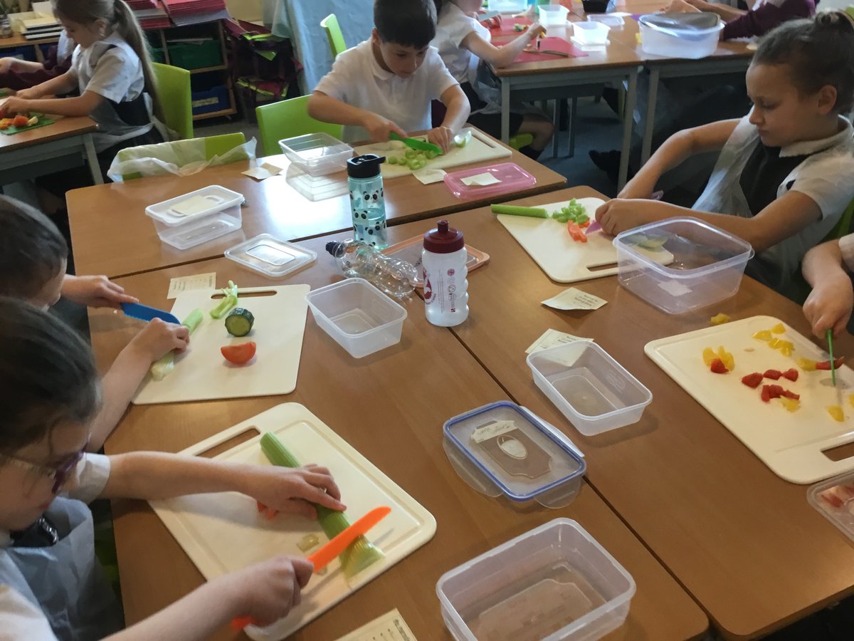RimroseHope's tweet photo. 3/4D have practiced safe chopping skills today, to prepare their ingredients for 5eir vegetable couscous! #healthylunchboxes #designandtechnology https://t.co/EMo5SiMIG3