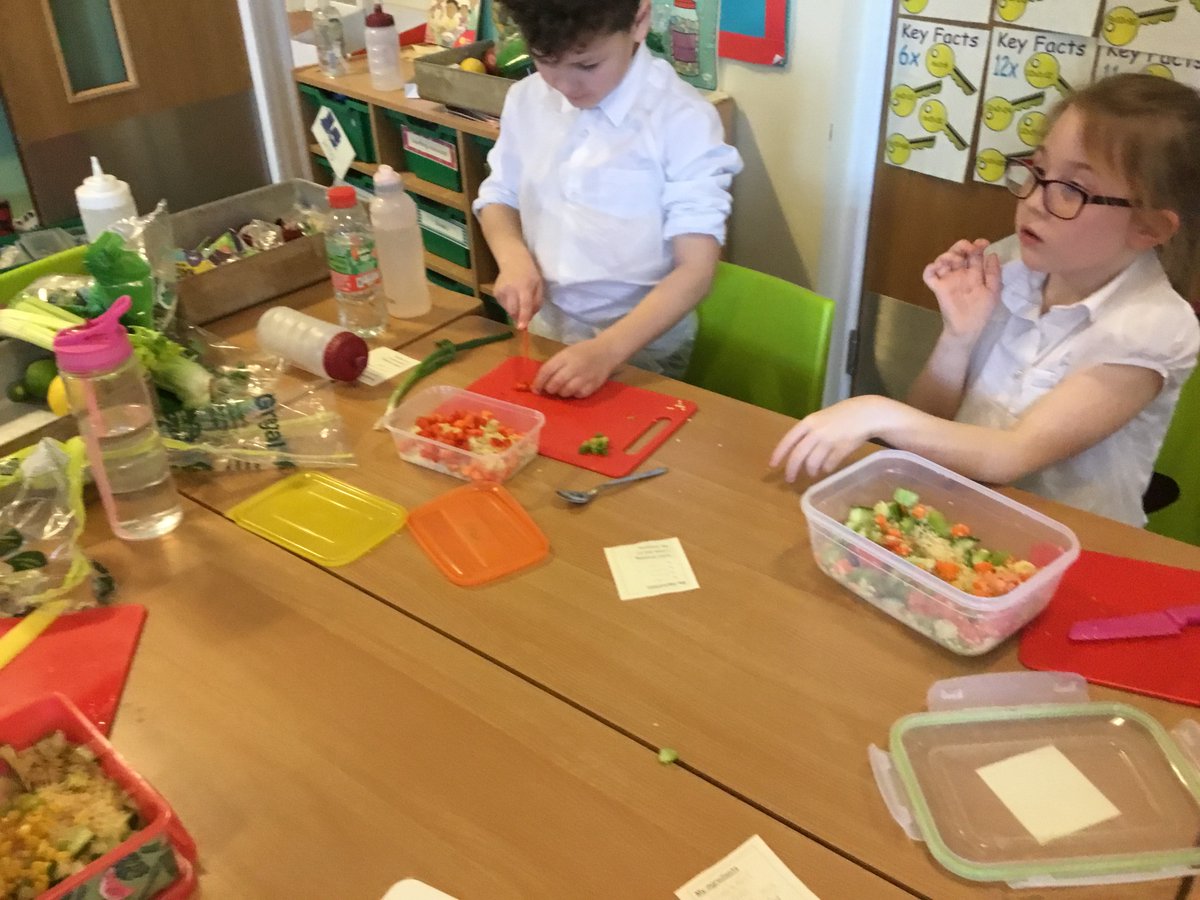 RimroseHope's tweet photo. 3/4D have practiced safe chopping skills today, to prepare their ingredients for 5eir vegetable couscous! #healthylunchboxes #designandtechnology https://t.co/EMo5SiMIG3
