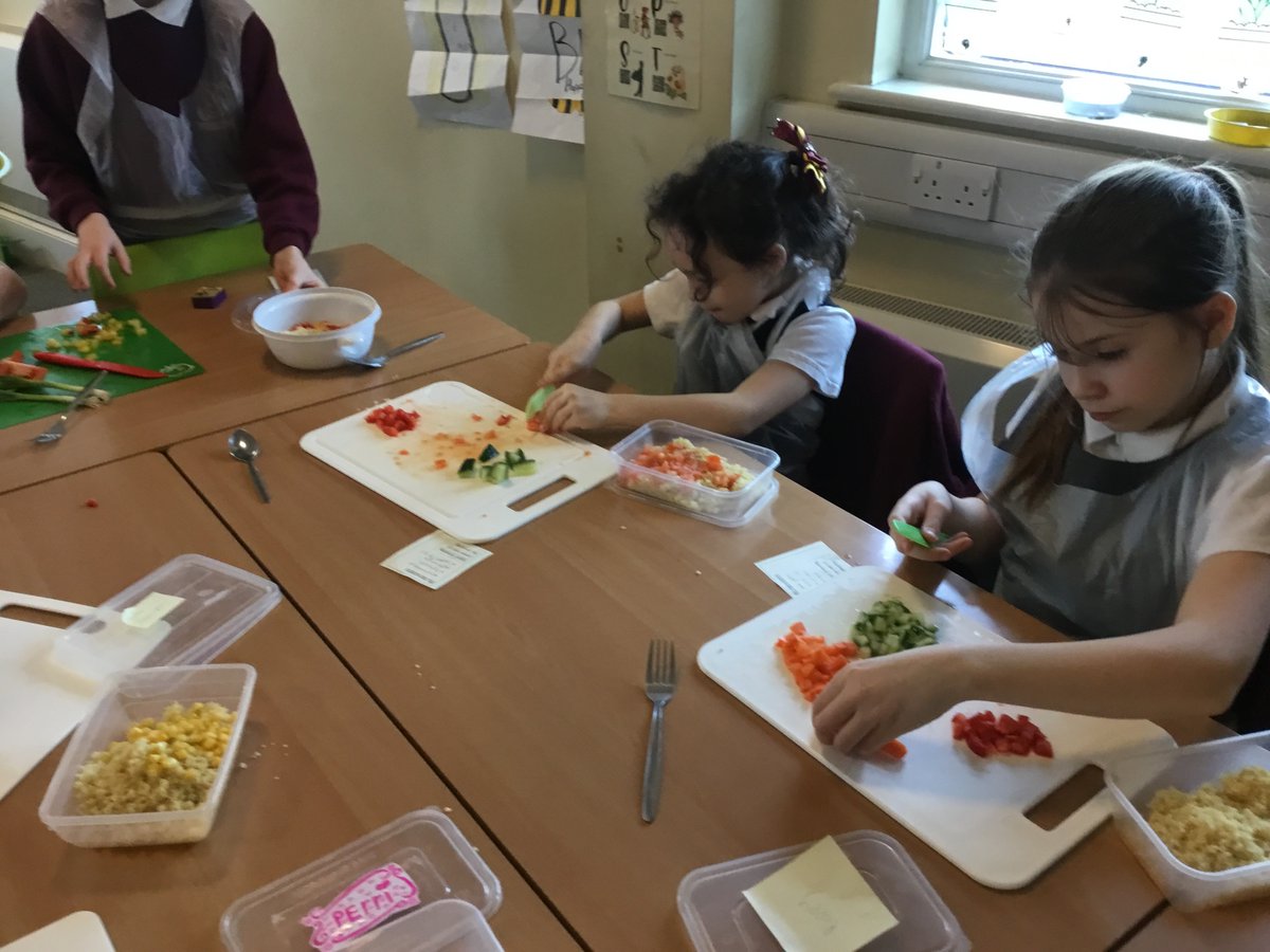 RimroseHope's tweet photo. 3/4D have practiced safe chopping skills today, to prepare their ingredients for 5eir vegetable couscous! #healthylunchboxes #designandtechnology https://t.co/EMo5SiMIG3