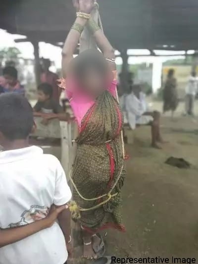 ambedkariteIND's tweet photo. #Casteism A Dalit woman, whose cow had strayed inside an upper caste Hindu person’s land was assaulted, beaten with chappals, and hurled casteist abuses by the latter in Koppal district of Karnataka. The accused tied the woman in front of his house &amp; then began hitting her..... https://t.co/o1fJtLDGrO