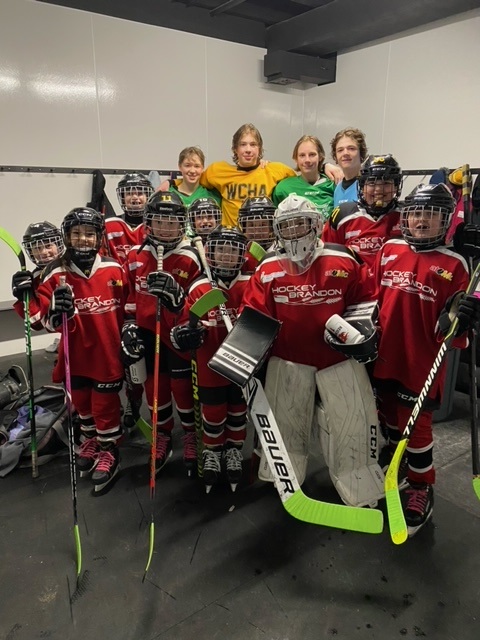 hockeybrandon17's tweet photo. Our Female U11 AtoMc Flames are talking about mental health and showing off their green tape in support of #BuddyCheckForJesse A few of U15 AAA Wheat Kings shared some ways they stay positive with the girls and the U11 AtoMc Knights stuck around for a group photo. 💚 https://t.co/tebAnI9g1f