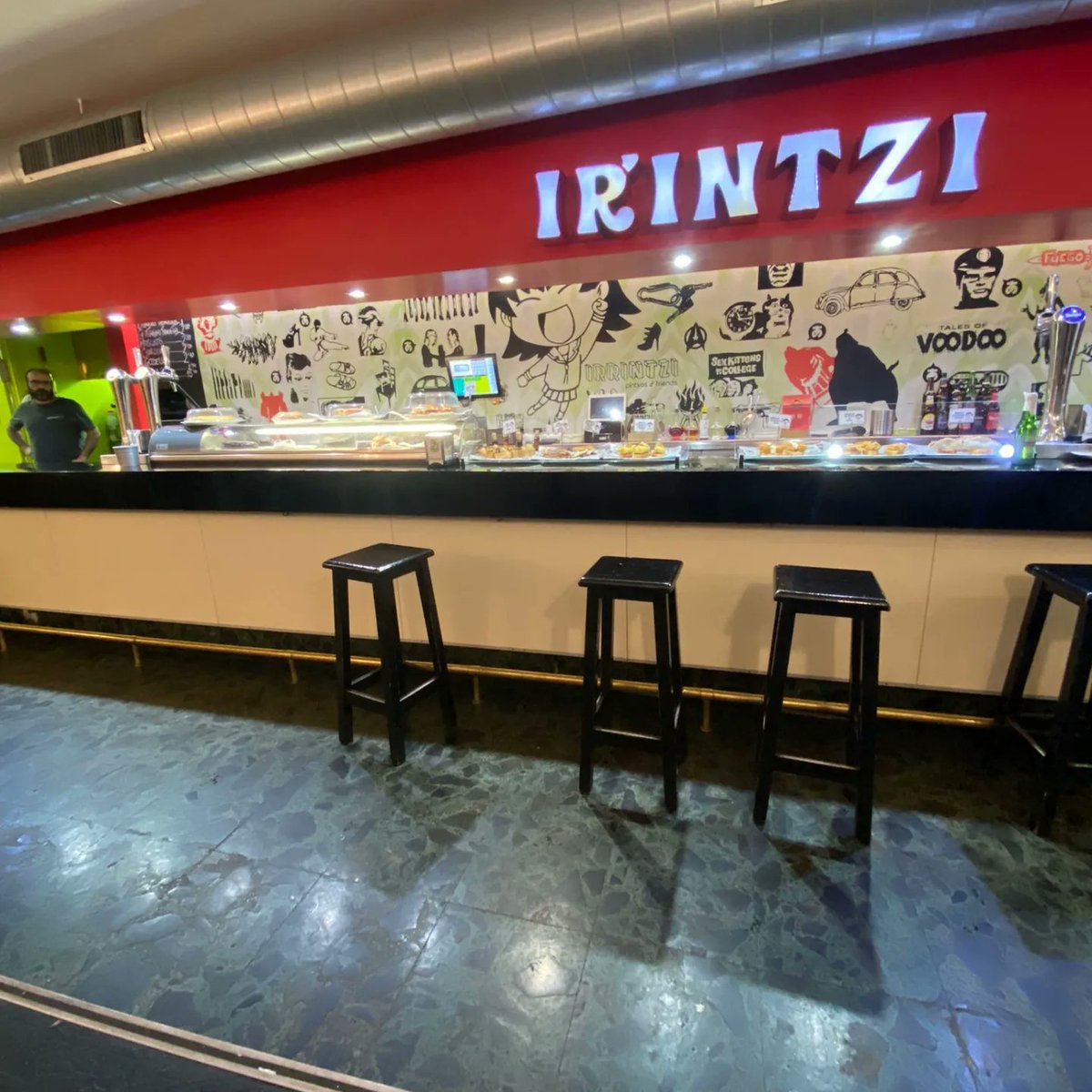 Orgulloceliaco's tweet photo. 📍Bar Irrintzi, en calle Santa María, Casco Viejo de #Bilbao 
Tapas y pintxos con gran variedad #singluten que preparan en el momento y en cocina separada.
Los precios son súper económicos: 2,5€ el pintxo aprox.
👉Muy recomendable!
#bilbaosingluten #glutenfree #orgulloceliaco https://t.co/3hnGBrbHIi