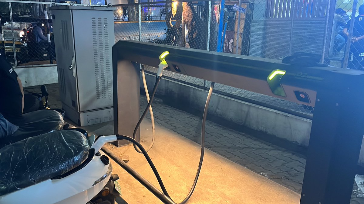 RushikeshraJ75's tweet image. @OlaElectric Hypercharger in Mahavir Chowk.
It’s almost one month ! Still not resolve this issue, only One Hypercharger is working, people have go there home or wait for there turn? #indianEv #evbikes