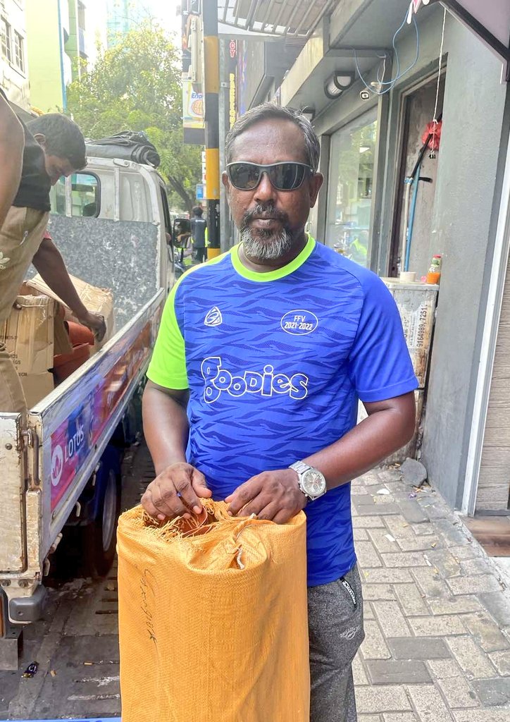 shaahid_96's tweet photo. @lotusfihaara ge heyoedhumaaiek school fehikurumuge program kuriyahgendhiumah #thakandhoo, #molhadhoo, #fainu, #bodufulhudhoo school adhi @urh_mv ah pot vanee hadhiyaakurevifa. Shukuriyya @Arttey #LotusCSR #Teamlotus https://t.co/i6IwfXdRfM