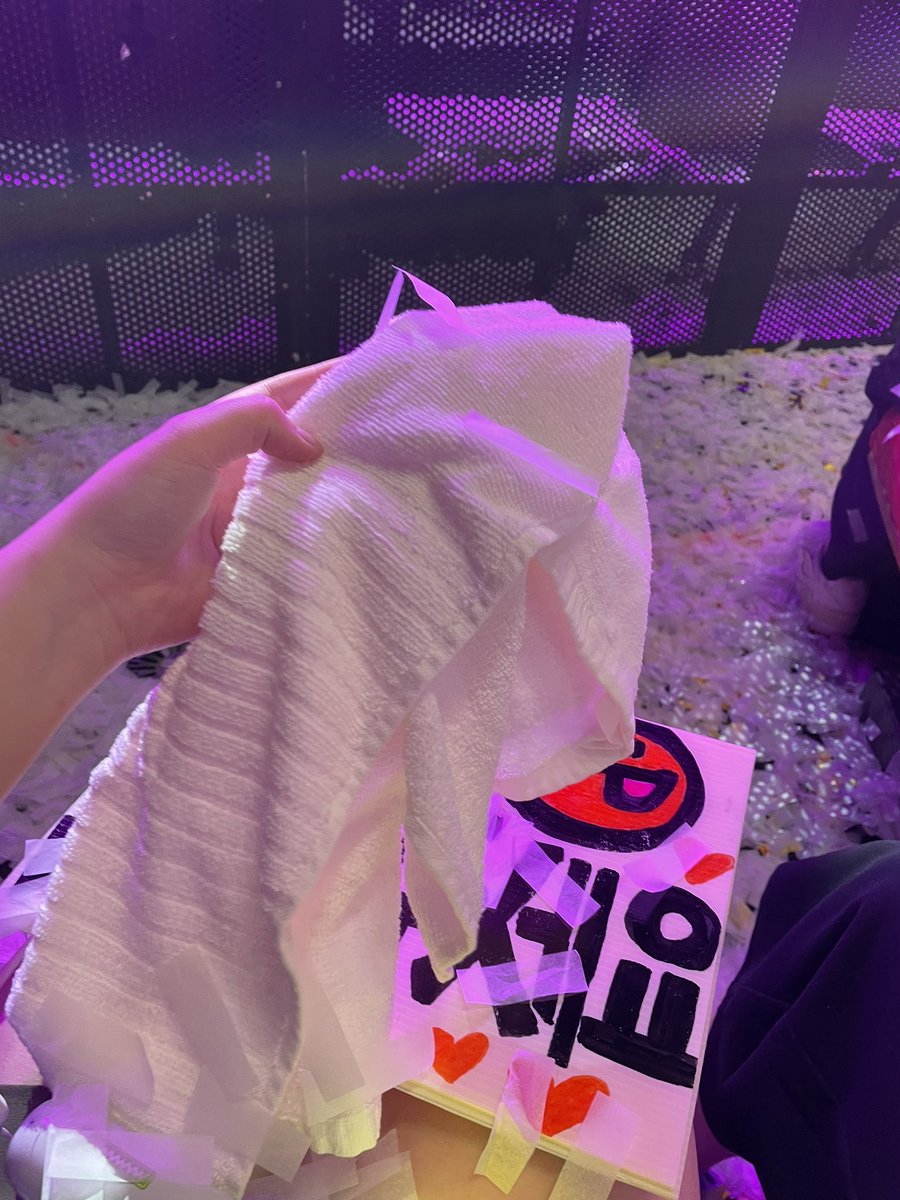 mooflowerr's tweet photo. HWASA CAME THROUGH AHAHDBDJDNSJSJSJSJSNSJSSN my sign said “Please throw me your towel” 🥹😂😂😂😂😂😂😂 BEST NIGHT EVER 

#myconinsg #MYCON_inSG #MAMAMOO https://t.co/NH1qoPN92f