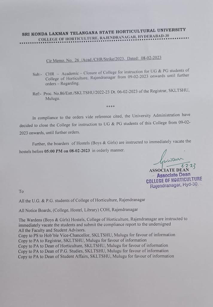 APRASHANTH2001's tweet photo. University has suddenly closed our Hostels(girls&amp;boys) for doing strike about our jobs(HO&amp;HEO).. there are students who came far away from home &amp; can't go back now.. WE WANT JUSTICE.!! @TSwithKCR @KTRBRS @SingireddyBRS @revanth_anumula @icarindia @RSPraveenSwaero #HEOGO #skltshu https://t.co/2w9gJ1f6Ep