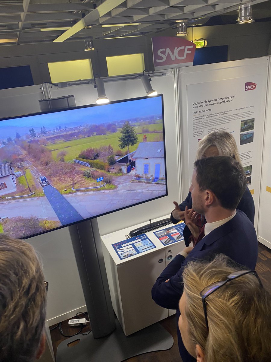 tweeter_vincent's tweet photo. Visite de @CBeaune sur le stand de @sncf au forum de l’AIT. Digitalisation, décarbonation et nouvelles offres de mobilité https://t.co/3EGJT4zEEk