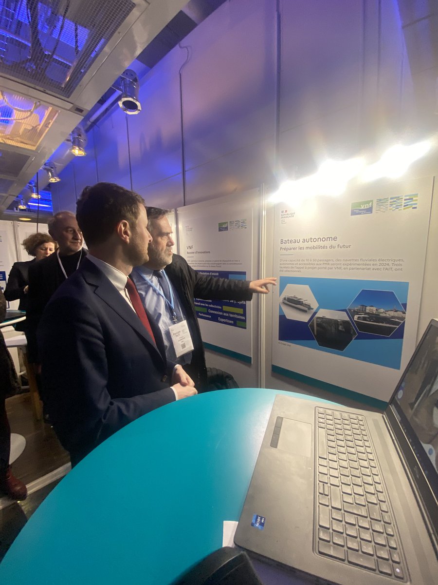 Th_Guimbaud's tweet photo. L’#Innovation dans le #Fluvial c’est aussi préparer les mobilités du futurs, notamment avec les bateaux autonomes.
J’ai présenté à @CBeaune sur le stand de @vnf_officiel 3 projets qui portent l’ambition de contribuer à la décarbonation des transports https://t.co/jqPfvZsBik