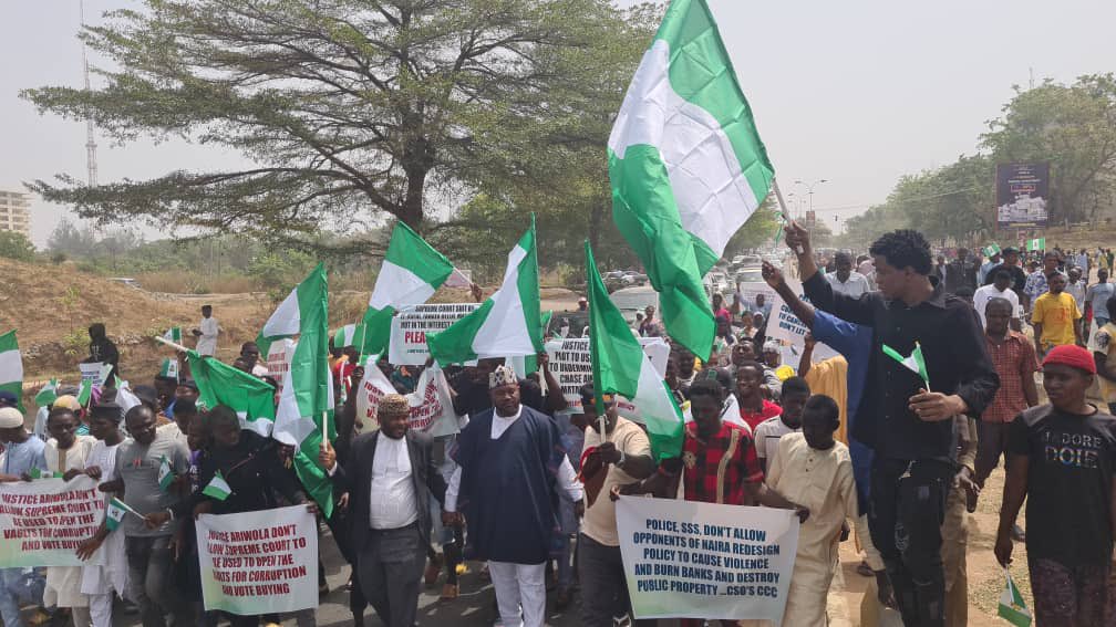 LeadershipNGA's tweet photo. PHOTO NEWS: Protest rocks Abuja over Supreme Court order suspending swap of old Naira notes of N200, N500 and N1,000 denominations from February 10, 2023. https://t.co/s5yJSNFAfA https://t.co/sXKRpaA5nK