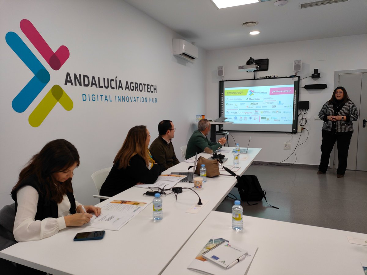 HIBA_UE's tweet photo. 🔝2ª mesa de diagnóstico del estado de la digitalización del sector #agroalimentario con el análisis de la #RobóticaAgraria. 

🔊En el marco del proyecto @poctep  #HIBA, como parte de la iniciativa #AgrotechForum, liderada por @DIHAndAgrotech de la @AndaluciaJunta . 

#agrotech https://t.co/jEYf8J1Ut2