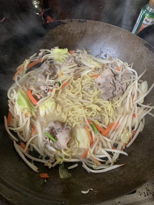 こんな夜中にちゃんぽんを作っています( ˇωˇ )🍜 