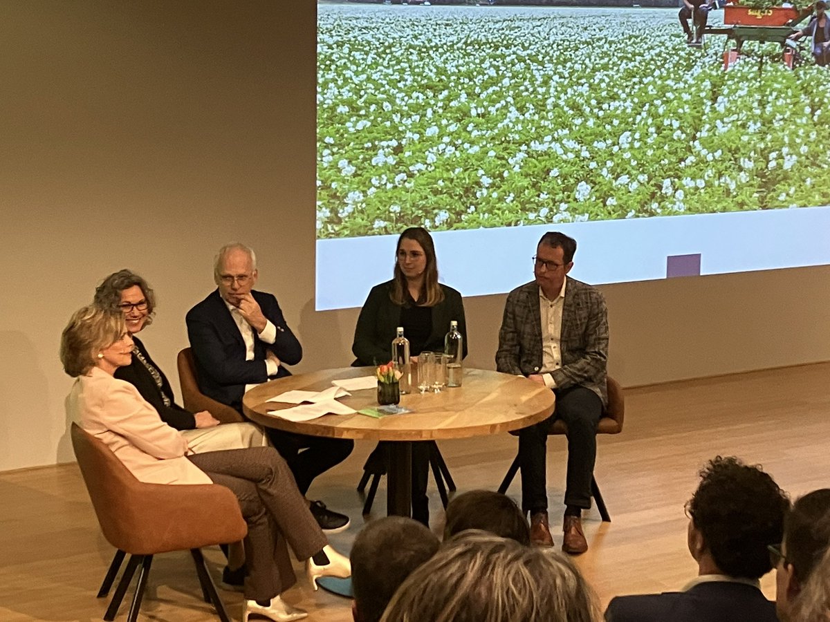 Minister Adema op de Nationale Bodemtop in discussie over de rol van de overheid als marktmeester. Kan de overheid markten helpen creëren (voorbeeld Biobased bouwen in het bouwbesluit).