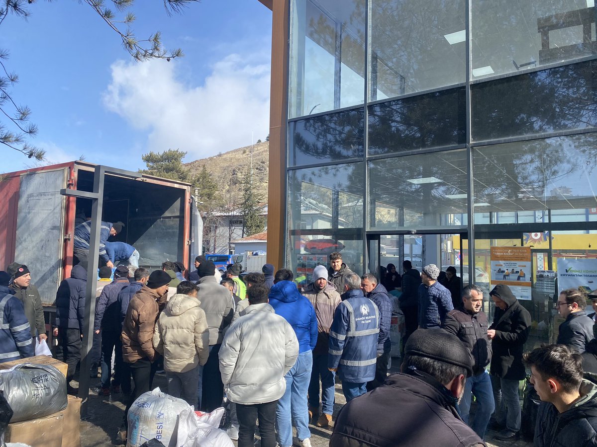 faikzcan9's tweet photo. 📍 An itibari ile Şabanözü🇹🇷

Deprem felaketinin yaralarını hep birlikte sarmak için devlet millet el ele tek yürek olduk. 

Ekiplerimiz vatandaşlarımızla birlikte koordineli bir şekilde çalışmarı sürdürüyor.

Rabbim bizlere tekrar böyle bir acı yaşatmasın inşAllah.🤲 https://t.co/ivBLTWunvd