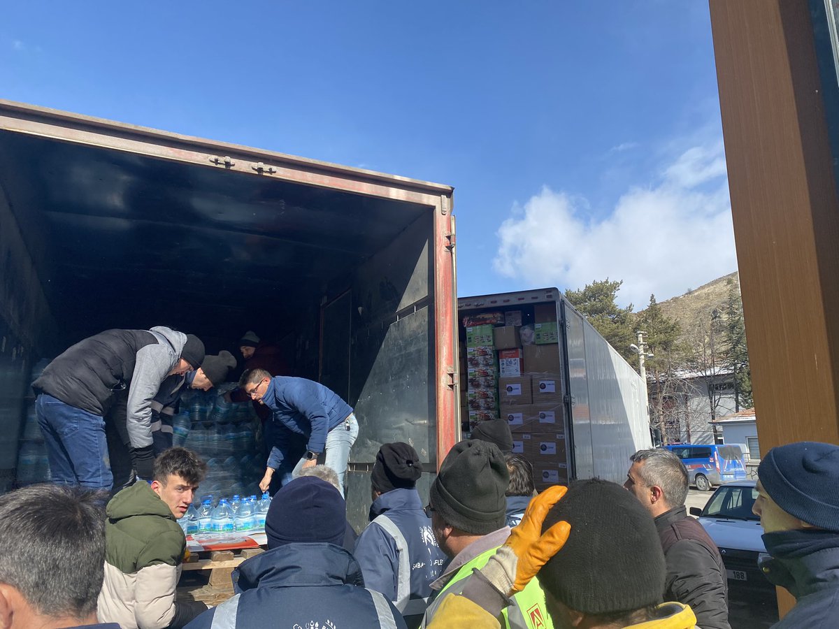 faikzcan9's tweet photo. 📍 An itibari ile Şabanözü🇹🇷

Deprem felaketinin yaralarını hep birlikte sarmak için devlet millet el ele tek yürek olduk. 

Ekiplerimiz vatandaşlarımızla birlikte koordineli bir şekilde çalışmarı sürdürüyor.

Rabbim bizlere tekrar böyle bir acı yaşatmasın inşAllah.🤲 https://t.co/ivBLTWunvd