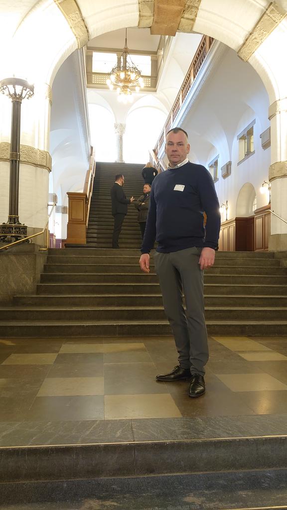 FSK_Forening's tweet photo. FSKPO og formand Søren Jacobsen ankommet til en lang dag på Christiansborg. Først møde med @Torstenschack om fremtidens kystfiskeri og derefter åbent samråd om RGS skandalen hos @Heunicke #dkfisk #fskpo #dkpol https://t.co/DL1Wy1ZFZk