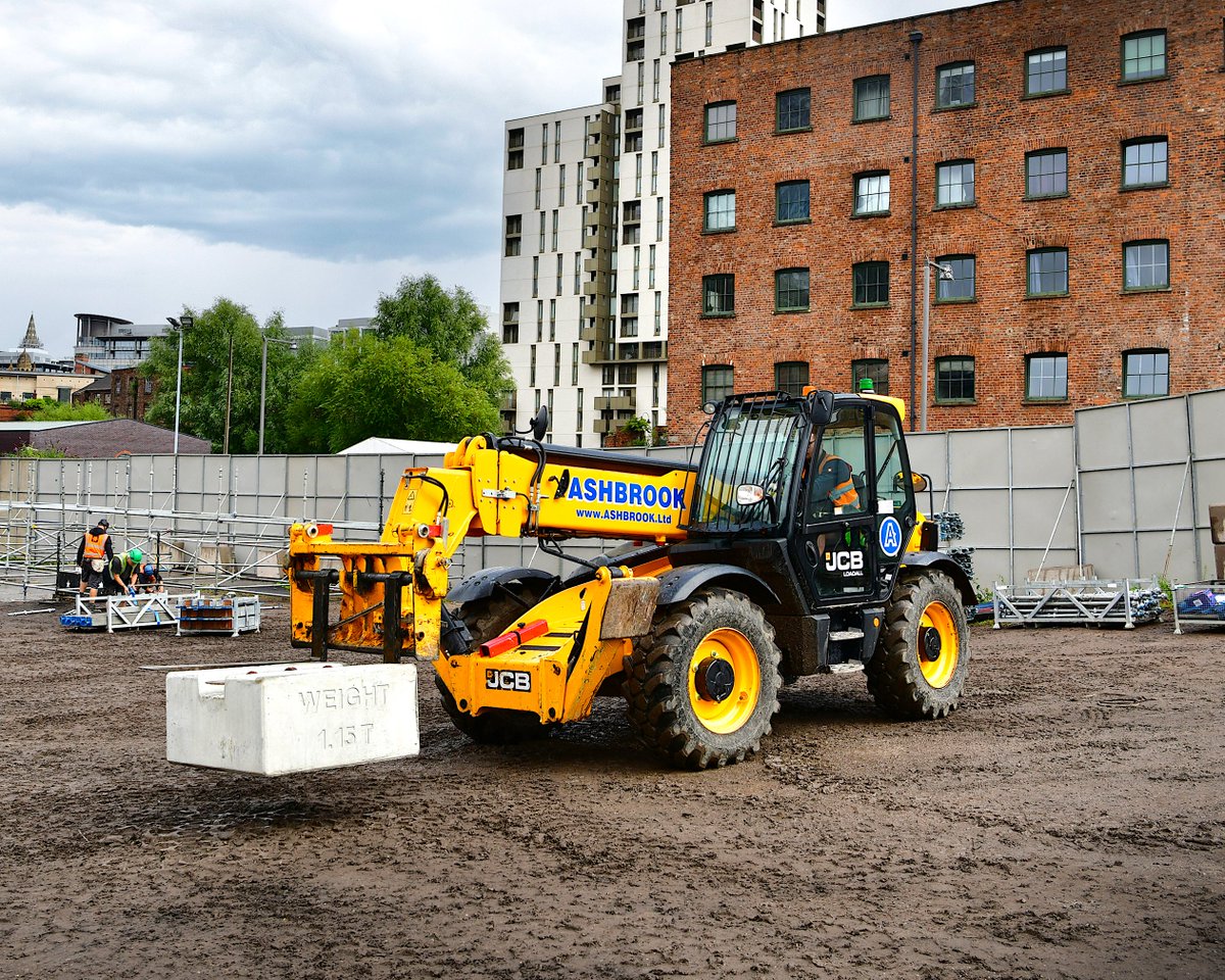 More than work. A #JCB 540-140 Loadall working for <a href="/ashbrook_ltd/">ASHBROOK_LTD</a> in Manchester. #JCBmoment