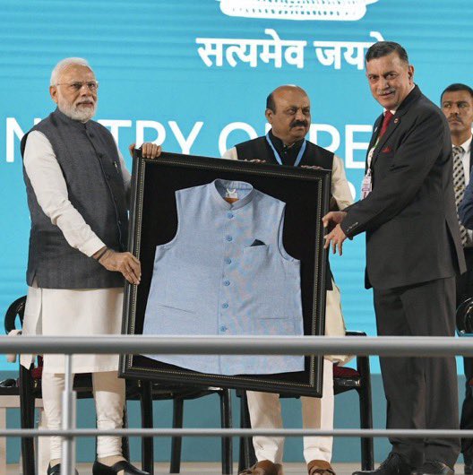 aniljaindr's tweet image. Hon’ble Prime Minister Shri  @narendramodi Ji wearing a blue waistcoat today, which was presented Yesterday, in Bengaluru during #IndiaEnergyWeek, Indian Oil Corporation.
A waistcoat made by using single use plastic bottles.
#LiFE #ProPlanet