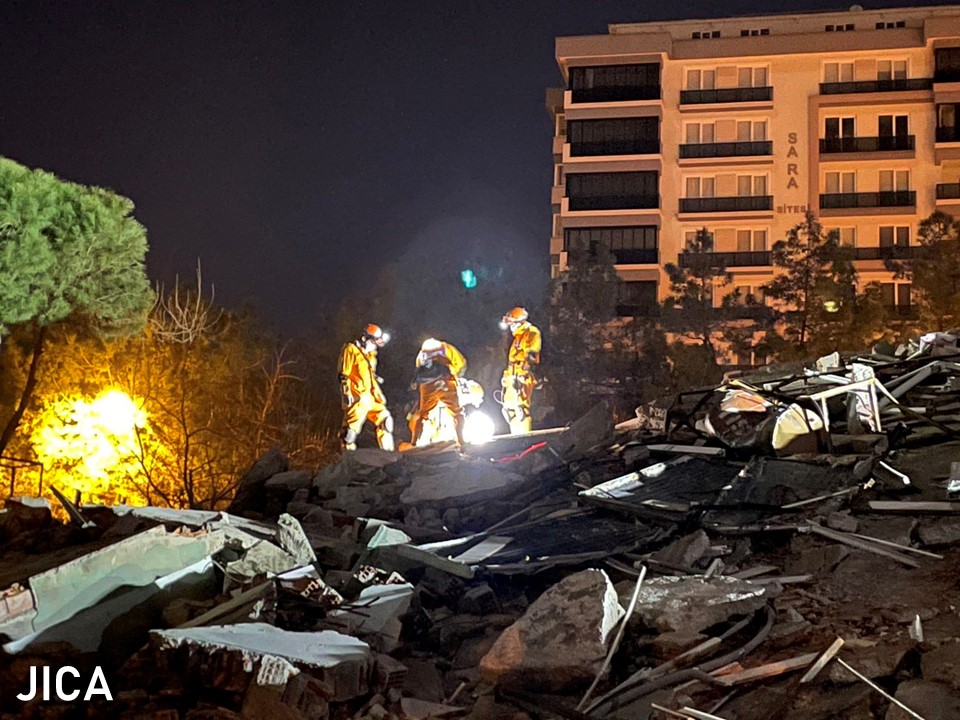 JaponyaBE's tweet photo. Yerel yönetimin talimatıyla, hemen 9 katlı bir apartmanın enkazında çalışmaya başladık. Arama faaliyetleri gece boyunca devam ederken, yanımızda duran depremzedeler yakınlarının güvenliği için dua ediyorlardı.
Fotoğraf: JICA
https://t.co/spyX8GQNa2 https://t.co/GBqbqUDfga