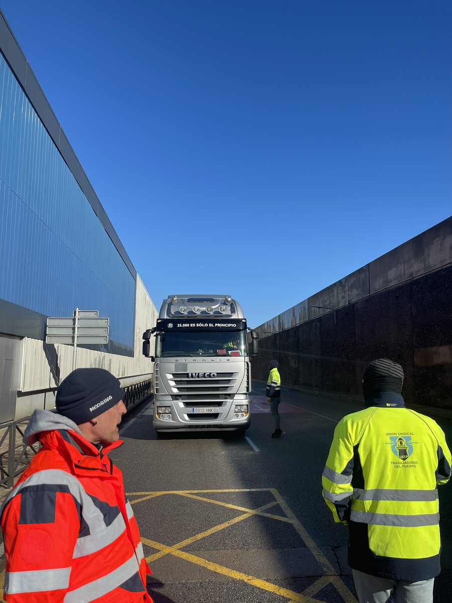 USTP_PortDeBcn's tweet photo. #Banksy visita la Terminal de Port Nou BERGÉ ✊🏼✊🏼✊🏼✊🏼✊🏼

#TodosSomosPortNou
#ReadmisionYa
#PortNouCerrada https://t.co/EHsPSgLmFO