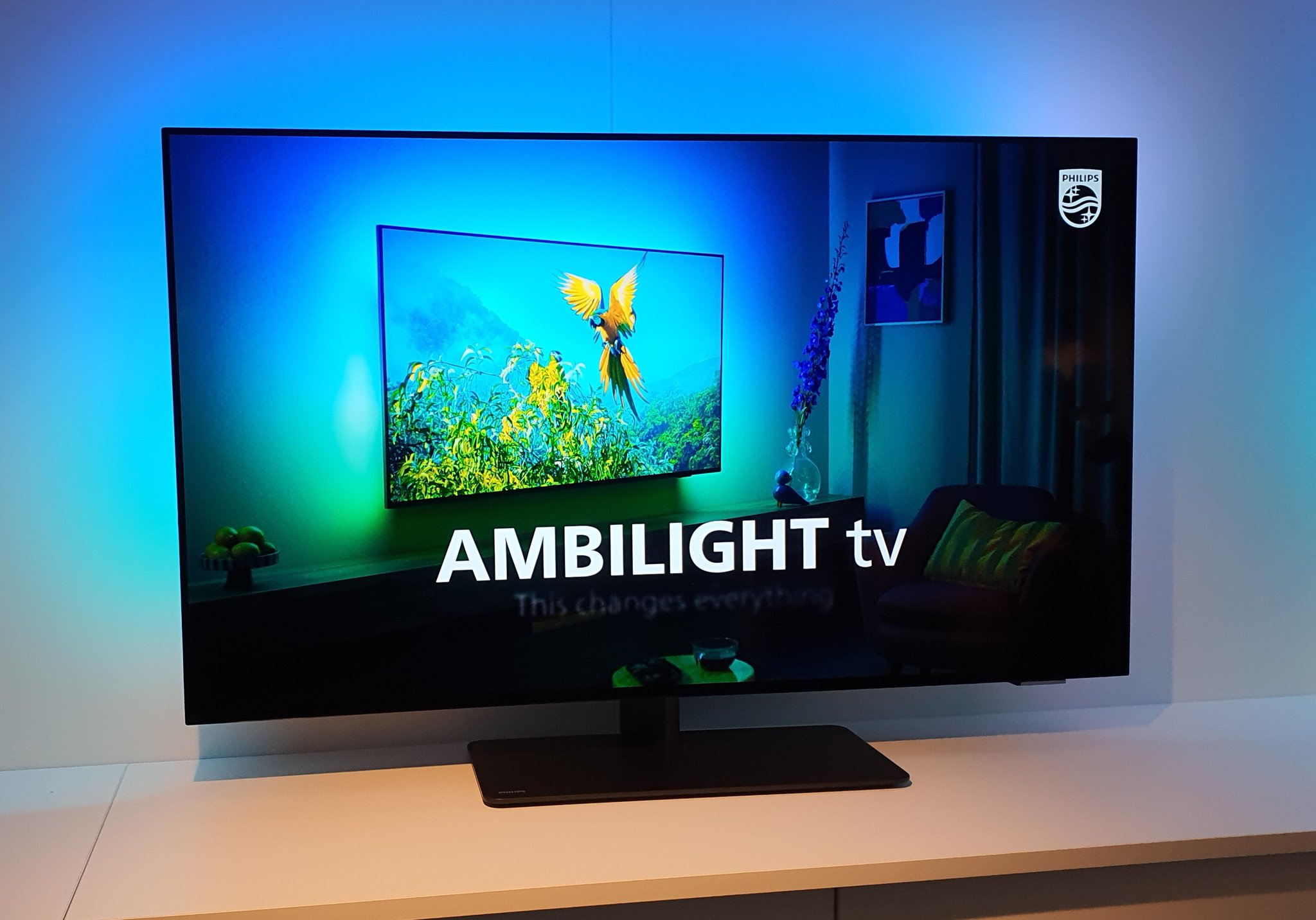 Vincent Teoh on Twitter: "Just clapped eyes on the Philips 42OLED808, world's first 42-inch OLED TV with Ambilight. https://t.co/eNPtPKaQtB" / Twitter