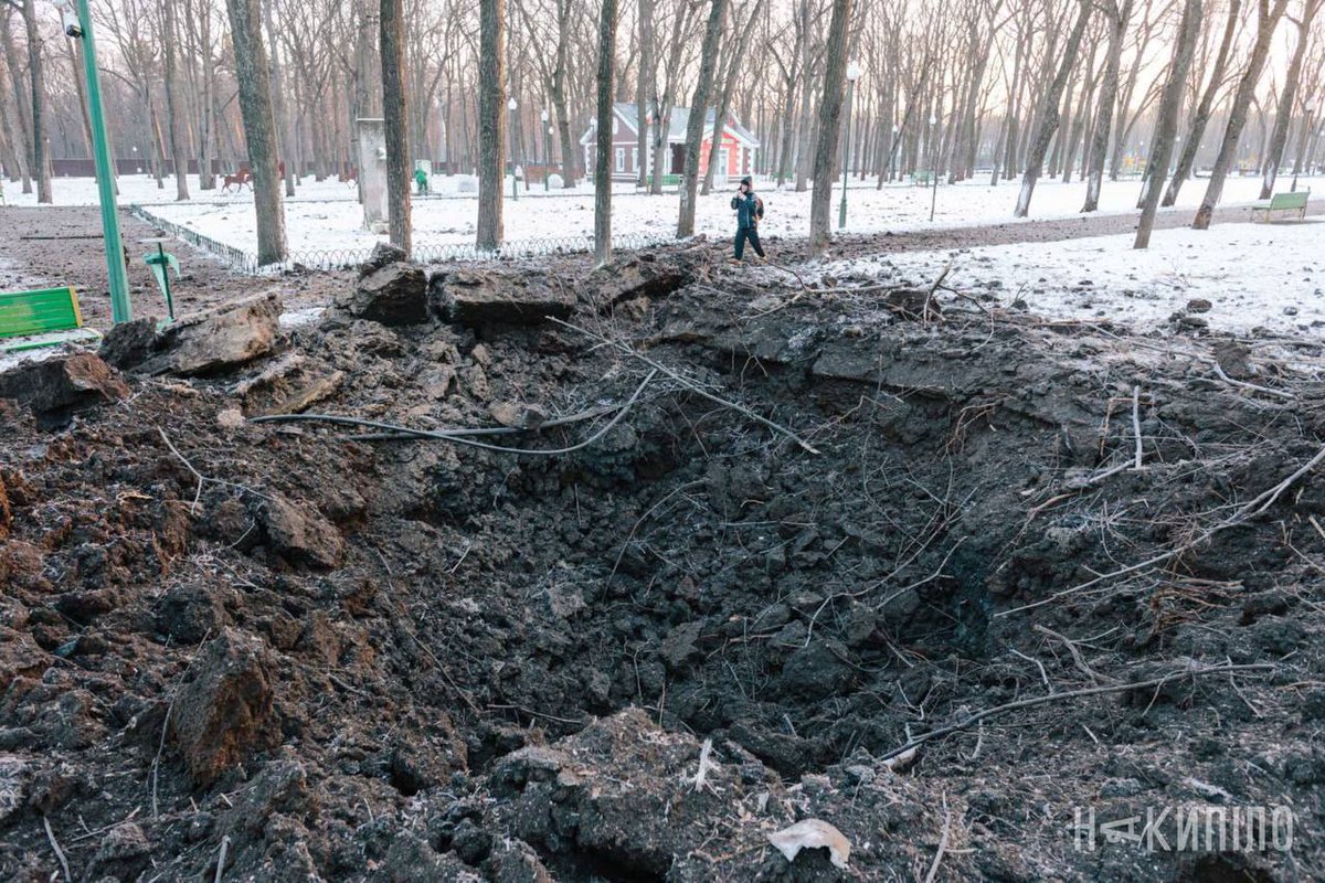 UFMPlatform's tweet photo. Tonight, russians shelled the Central Park of #Kharkiv, the mayor reports

📸@nakipeloua

#Russiaisaterroriststate #UkraineRussiaWar https://t.co/77cEInS20j