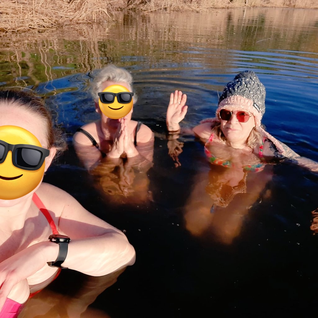 AnitaPeeters's tweet photo. Heerlijk weer om de dag te beginnen met een #waterdip 😊 #energieboost #immuunboost #positiviteit prachtig mooi zo vroeg in de ochtend de zon verwarmde mijn ❤️ #genieten #ikhoudvankoud #icemermaid #megatrots op mij 🙏🍀😇🧜♀️💪👊🥰 fijne dag #tweeps 😘 https://t.co/YSg81Ho8zD