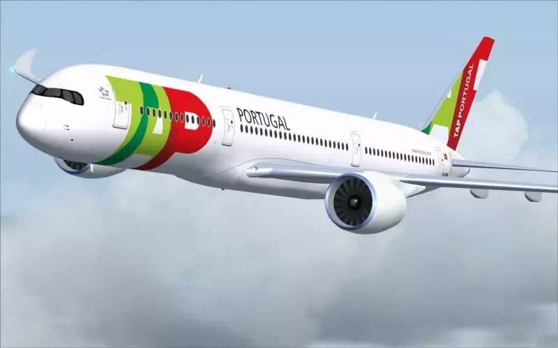 cpt340's tweet photo. Segundo o ECO David Neeleman terá comprado a TAP sem meter 1 cent do seu bolso. Cancelou os 12 A350 e comprou 53 A320/321 e A330 Neo. Em troca a Airbus deu-lhe um adiantamento para comprar a TAP que agora paga os aviões acima dos preços de mercado para compensar a Airbus. É isto? https://t.co/GJxkIztxm9
