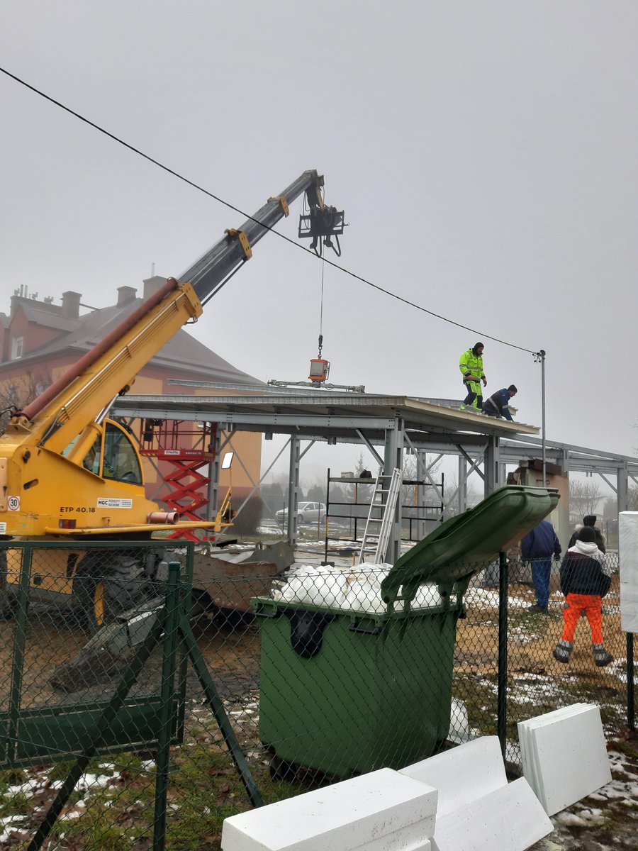 constraco's tweet photo. Montowanie obudowy na konstrukcji stalowej #GALBOX jest łatwe. W takich pracach nie przeszkadzają nienajlepsze warunki atmosferyczne. Sprawdźcie więcej na https://t.co/wUyYTk8geq https://t.co/v7FwulbdwM