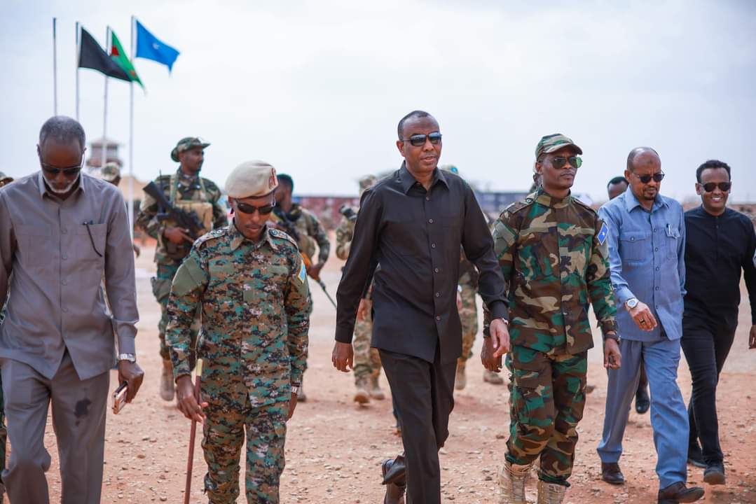 RashidMohamedK2's tweet photo. #danab: PM @HamzaAbdiBarre #USAmb &amp; Cdr in Chief of Somali National Armed Forces Presided over DANAB Commissioning Parade at the #BALIDOGLE Military Academy. PM congratulated the commissioning soldiers on successfully completing a rigorous &amp; challenging crse of training.
#Som🇸🇴 https://t.co/F73B5oHmO6