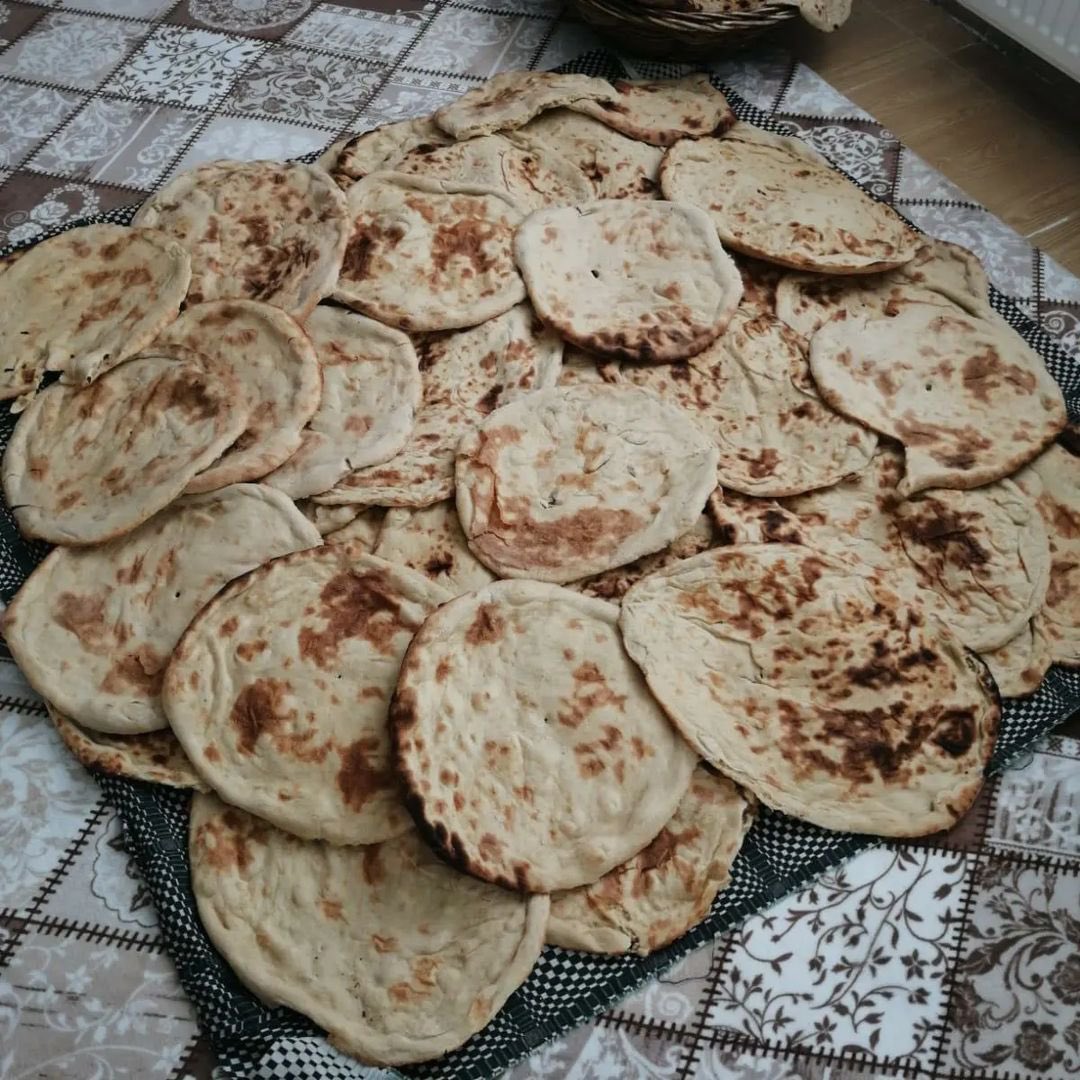 Bingöl’de fırınlardan deprem bölgelerine ekmek yetişmediği için Gökçeli Köyü’ndeki kadınlar tandırlarda ve saçta ekmek pişirerek depremzedelere destek oluyorlar. Allah razı olsun. #deprem #TurkeyEarthquake