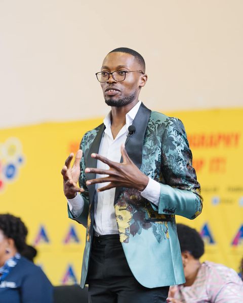 FPB_ZA's tweet photo. Programme director of the day, Dalphia Mojela engages the youth and gives them platform to share their online experiences. Creating a safer space for everyone #onlinesafety #Saferinternetweek https://t.co/3rtG04JGwl