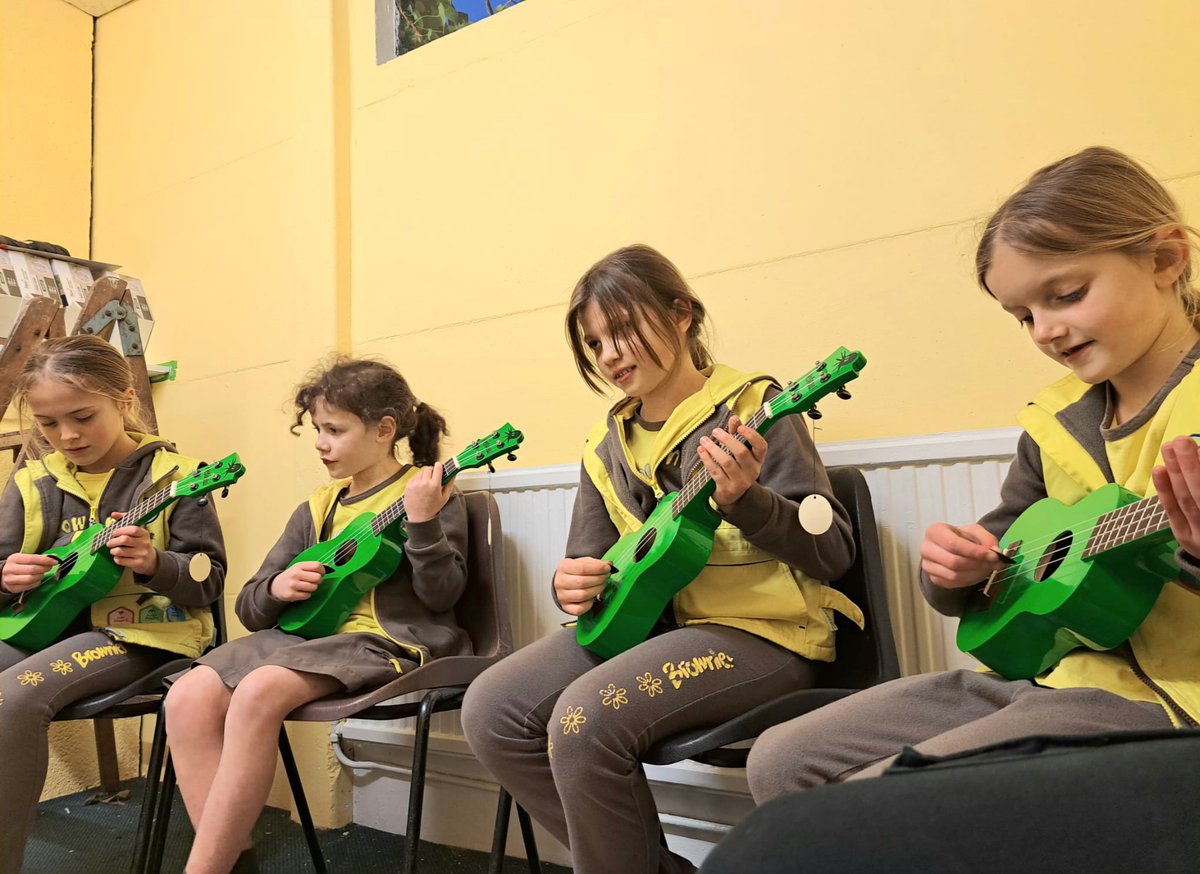 2ndMilfdBrownie's tweet photo. Did you know that Feb 2nd is World Play your Ukulele Day?
We celebrated by having Will from @themusicworksUK come and teach the Brownies some basics!
@Guiding_LaSER 
@GGHambledon 
@GGHaslemere https://t.co/kTUyqDDZ9j