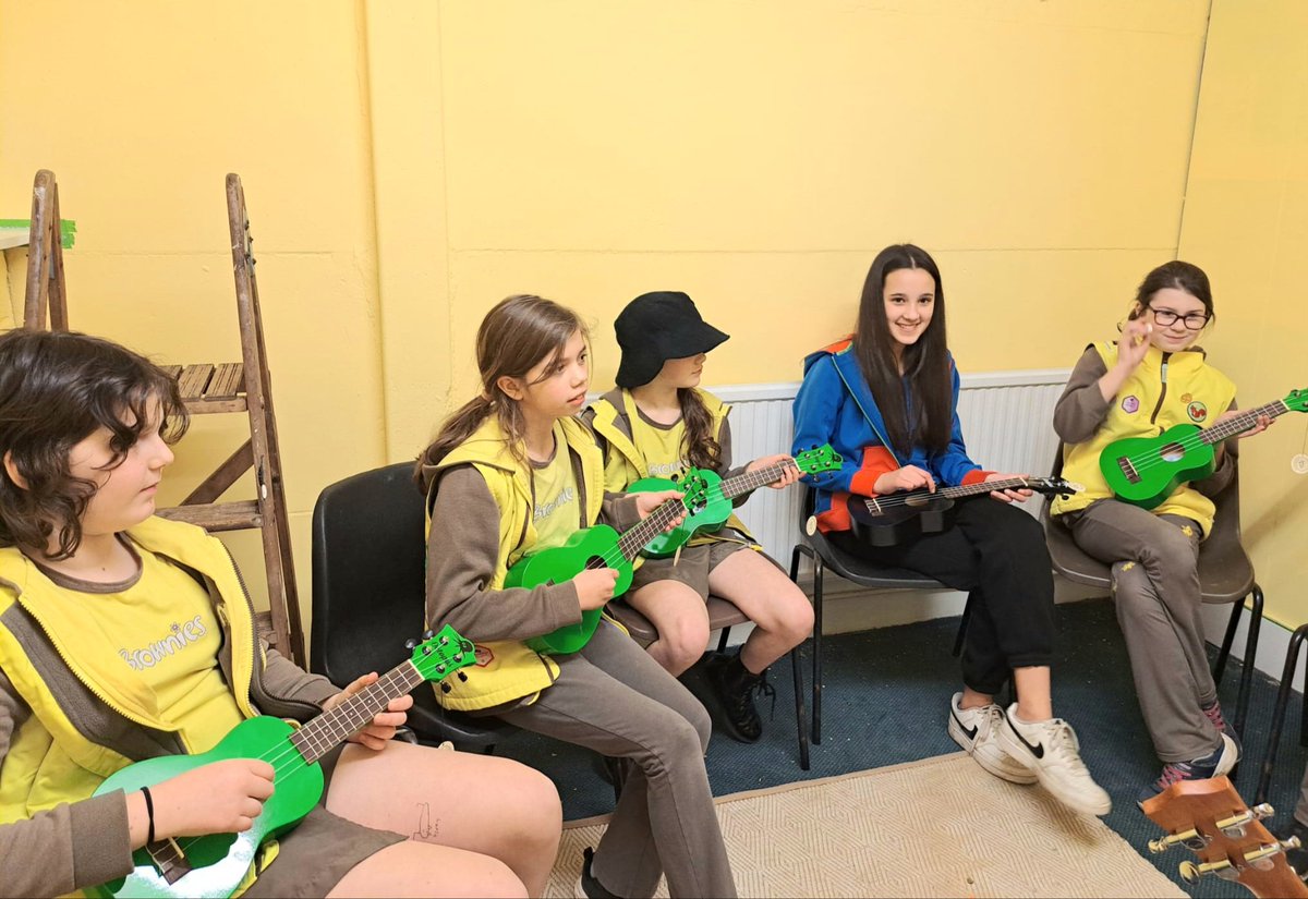 2ndMilfdBrownie's tweet photo. Did you know that Feb 2nd is World Play your Ukulele Day?
We celebrated by having Will from @themusicworksUK come and teach the Brownies some basics!
@Guiding_LaSER 
@GGHambledon 
@GGHaslemere https://t.co/kTUyqDDZ9j