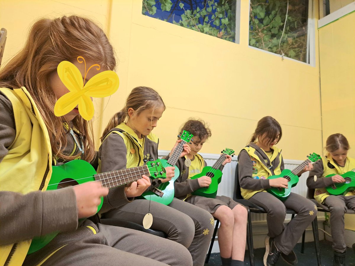 2ndMilfdBrownie's tweet photo. Did you know that Feb 2nd is World Play your Ukulele Day?
We celebrated by having Will from @themusicworksUK come and teach the Brownies some basics!
@Guiding_LaSER 
@GGHambledon 
@GGHaslemere https://t.co/kTUyqDDZ9j