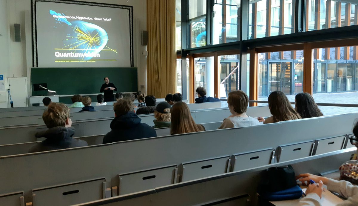Dag 2 van de masterclass Quantum is aangebroken! Vandaag gaat over deeltjesfysica: het gebruik van de quantummechanica in bijvoorbeeld de gigantische deeltjesversneller op het CERN. <a href="/UvA_Science/">UvA Faculty of Science</a>