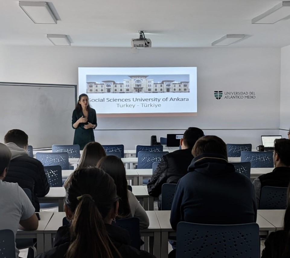 atlanticomedio's tweet photo. 📢 Nuestros alumnos del #GradoADE han tenido la oportunidad de participar en una sesión formativa sobre el nuevo convenio para el programa ERASMUS+ con la prestigiosa Universidad de Ankara, Turquía. https://t.co/5D0XV9DXDV