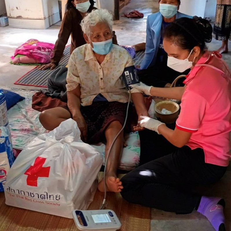 IFRCAsiaPacific's tweet photo. Elderlies living in rural Thailand face many barriers to accessing health care services. High costs and lack of public transportation leave many stranded.
Thai Red Cross visited those in need with free health screening services and #reliefkits for healthy ageing.👵🏽 https://t.co/b2I48H4MjT