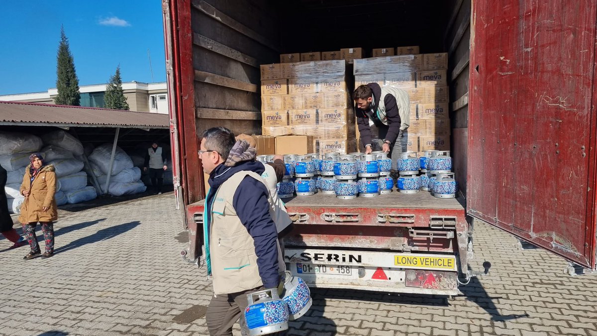 haseneorg's tweet photo. 🇩🇪Wir haben in #Kahramanmaraş unsere mobile Bäckerei in Betrieb genommen. Bis zu 7000 Broten pro Tag an die Bedürftigen werden verteilt.

Auch haben wir die Lieferung von 14.000 Decken erhalten und werden sie heute an die Bedürftigen verteilen.

#HASENE #IGMG #Deprem #Erdbeben https://t.co/NGr5CsFqVw