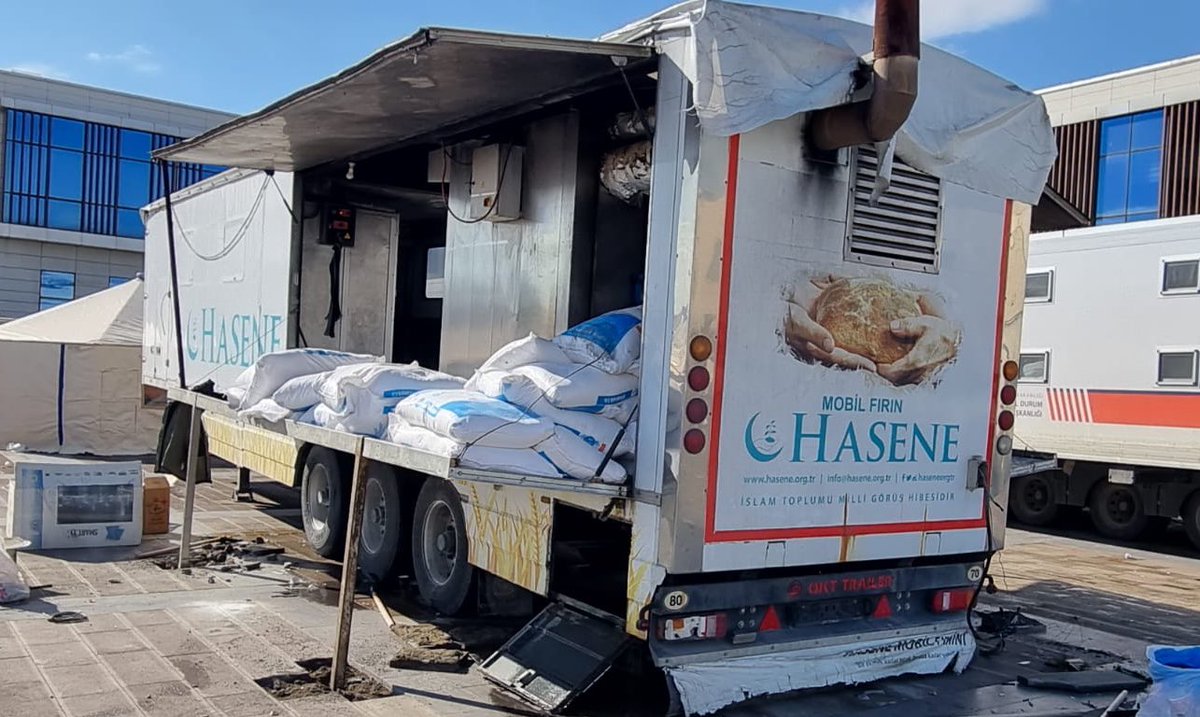 haseneorg's tweet photo. 🇩🇪Wir haben in #Kahramanmaraş unsere mobile Bäckerei in Betrieb genommen. Bis zu 7000 Broten pro Tag an die Bedürftigen werden verteilt.

Auch haben wir die Lieferung von 14.000 Decken erhalten und werden sie heute an die Bedürftigen verteilen.

#HASENE #IGMG #Deprem #Erdbeben https://t.co/NGr5CsFqVw