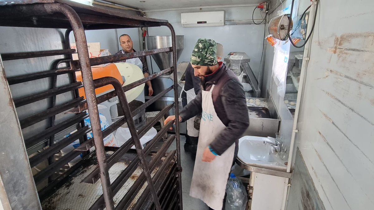 haseneorg's tweet photo. 🇩🇪Wir haben in #Kahramanmaraş unsere mobile Bäckerei in Betrieb genommen. Bis zu 7000 Broten pro Tag an die Bedürftigen werden verteilt.

Auch haben wir die Lieferung von 14.000 Decken erhalten und werden sie heute an die Bedürftigen verteilen.

#HASENE #IGMG #Deprem #Erdbeben https://t.co/NGr5CsFqVw