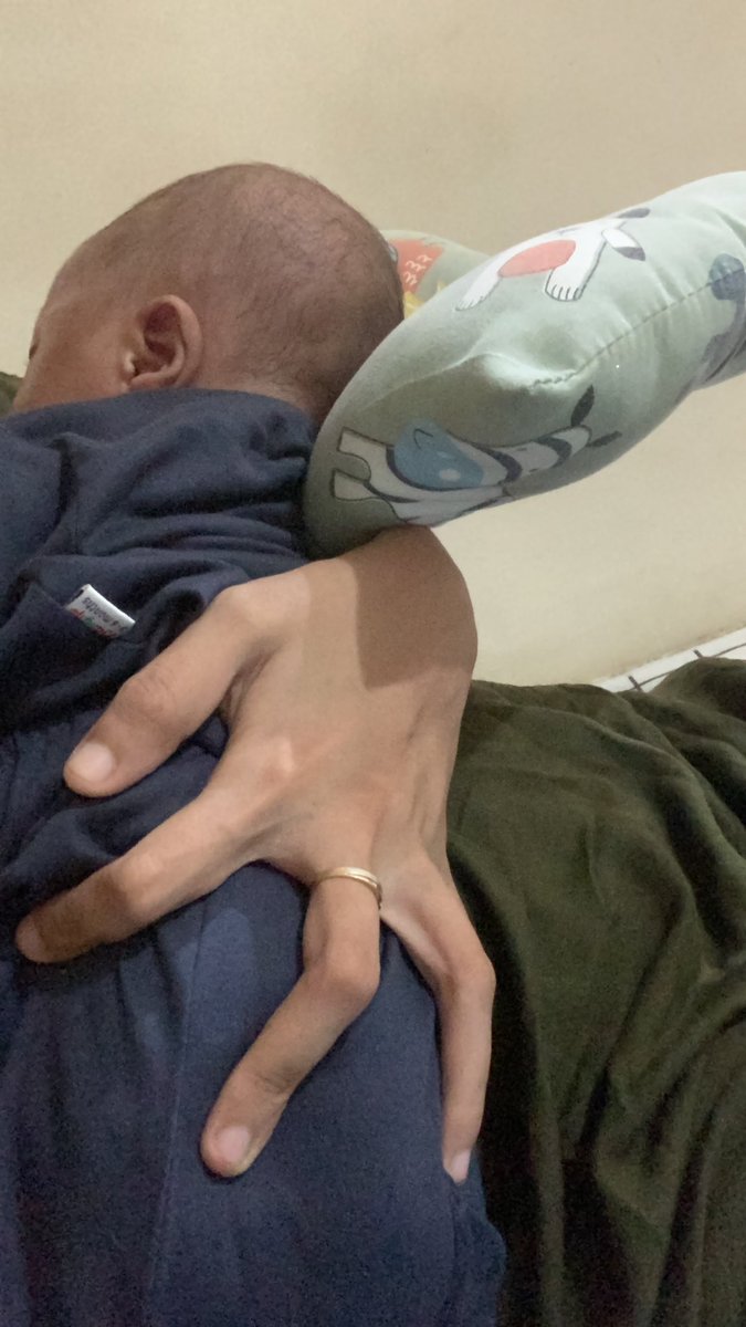 Anakku terimakasih sudah memilih pangkuan ibu sebagai tempat ternyamanmu ya nak, ngerti ngono gak tak tumbasno kasur le🥲