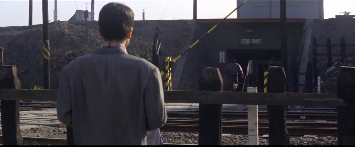 toshiakis's tweet photo. 映画時層探検をしていたら、なんと『美しい十代』（1964年で浜田光夫さんが、うちの近所の東武亀戸線の踏切を渡って、総武線の高架下のトンネルを潜っていた！ つまり、僕が毎日歩いている場所！59年前！ https://t.co/Nrwa9E5ga0