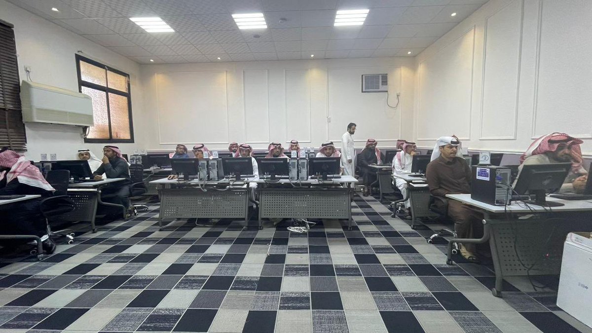MOE_TIF's tweet photo. المساعد للشؤون التعليمية بنين يقف على سير إجراءات اختبارات (الحاسب الآلي- عملي) للمرشحين في مجال الإدارة المدرسية "مدير- وكيل" والمقام بمركز الطائف العلمي.
#تعليم_الطائف https://t.co/UF0LpEfYFN