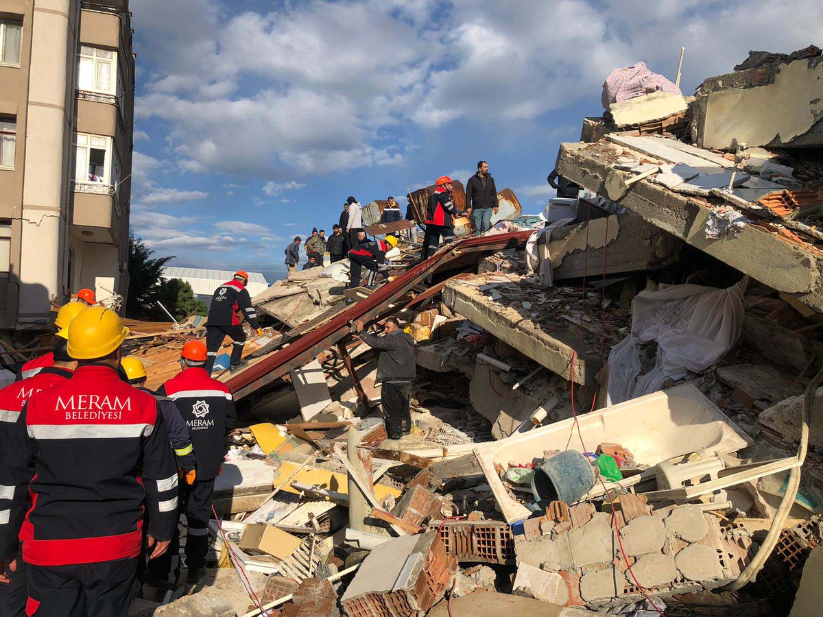 MeramBelediyesi's tweet photo. Deprem bölgelerinden olan Hatay için tüm imkanlarımızla seferberiz.

Yardım tırlarının yanı sıra arama kurtarma ekiplerinden mobil mutfak tırına, iş makinelerinden barınmak için otobüslere ve çöp araçlarına kadar her alanda bölge halkının yanındayız.

👉https://t.co/d7GXjoCFNm https://t.co/XelkDtvZKN